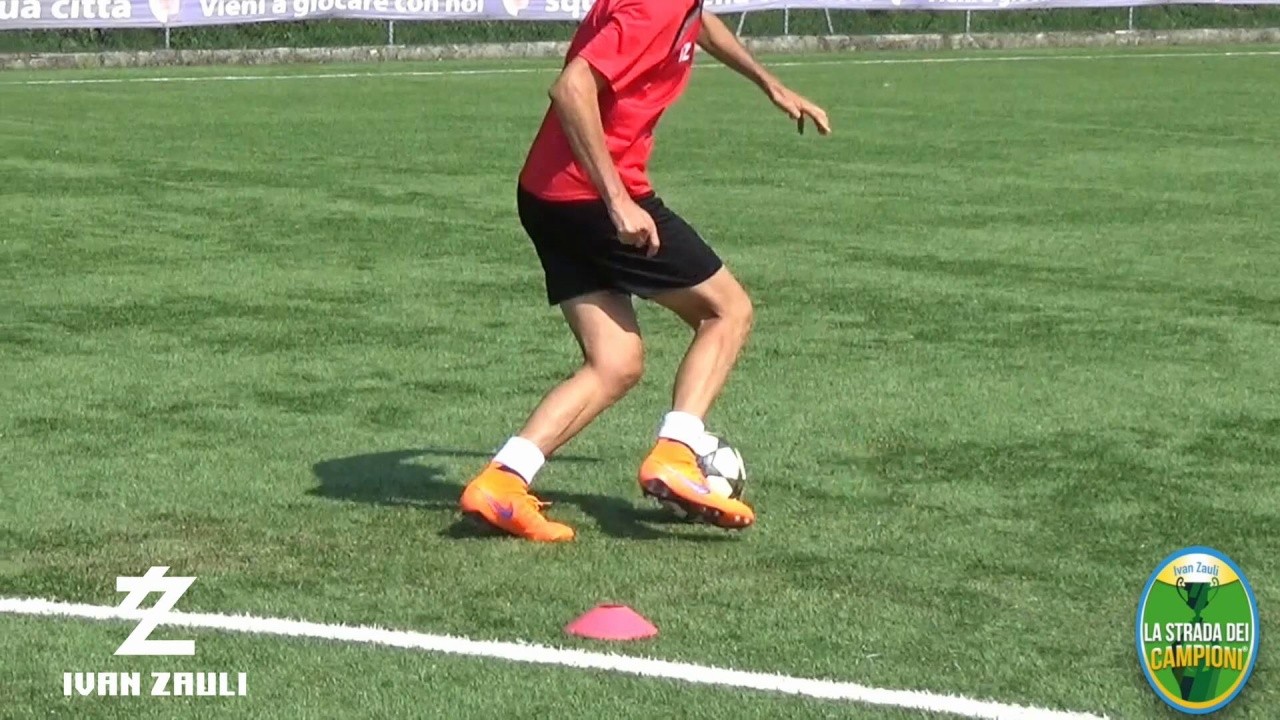 FEINTS AND DRIBBLINGS: Dribbling techniques with combined movements: roll, forward backward forward, inside heel, step over, inside drag, inside tear